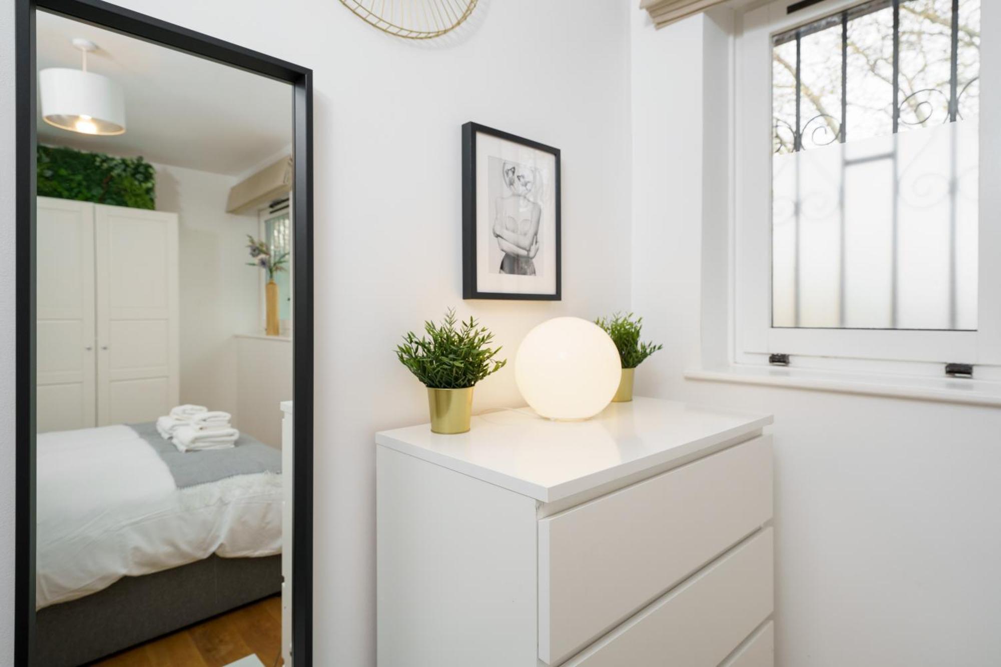 Lovely Apartment In Victoria Park Village ลอนดอน ภายนอก รูปภาพ
