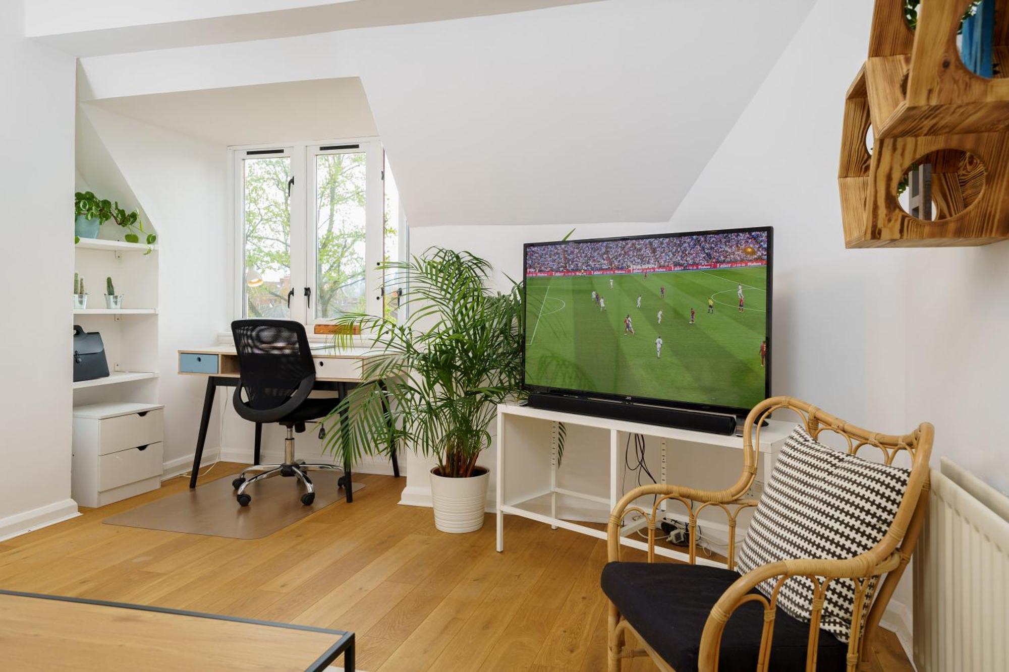Lovely Apartment In Victoria Park Village ลอนดอน ภายนอก รูปภาพ