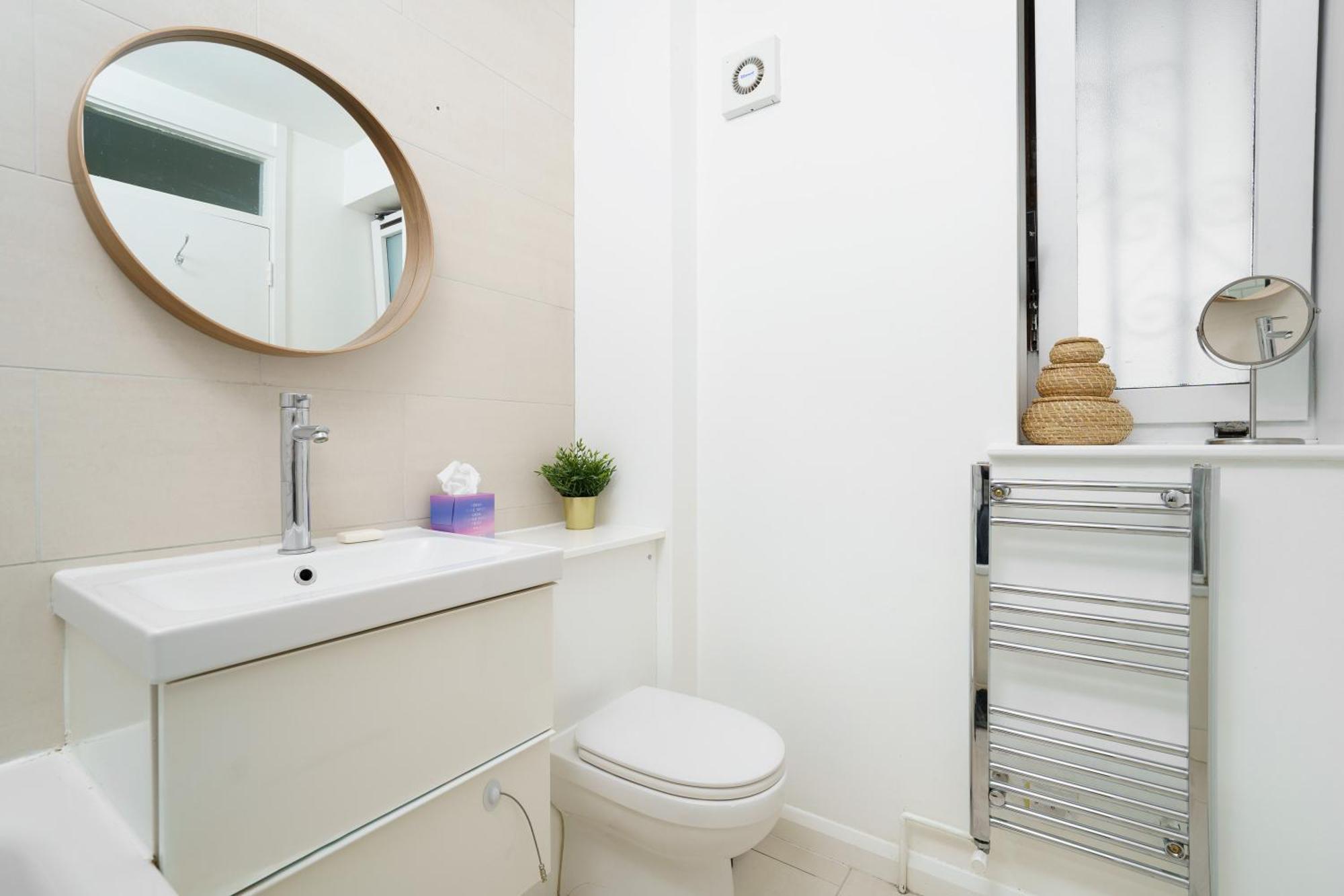 Lovely Apartment In Victoria Park Village ลอนดอน ภายนอก รูปภาพ